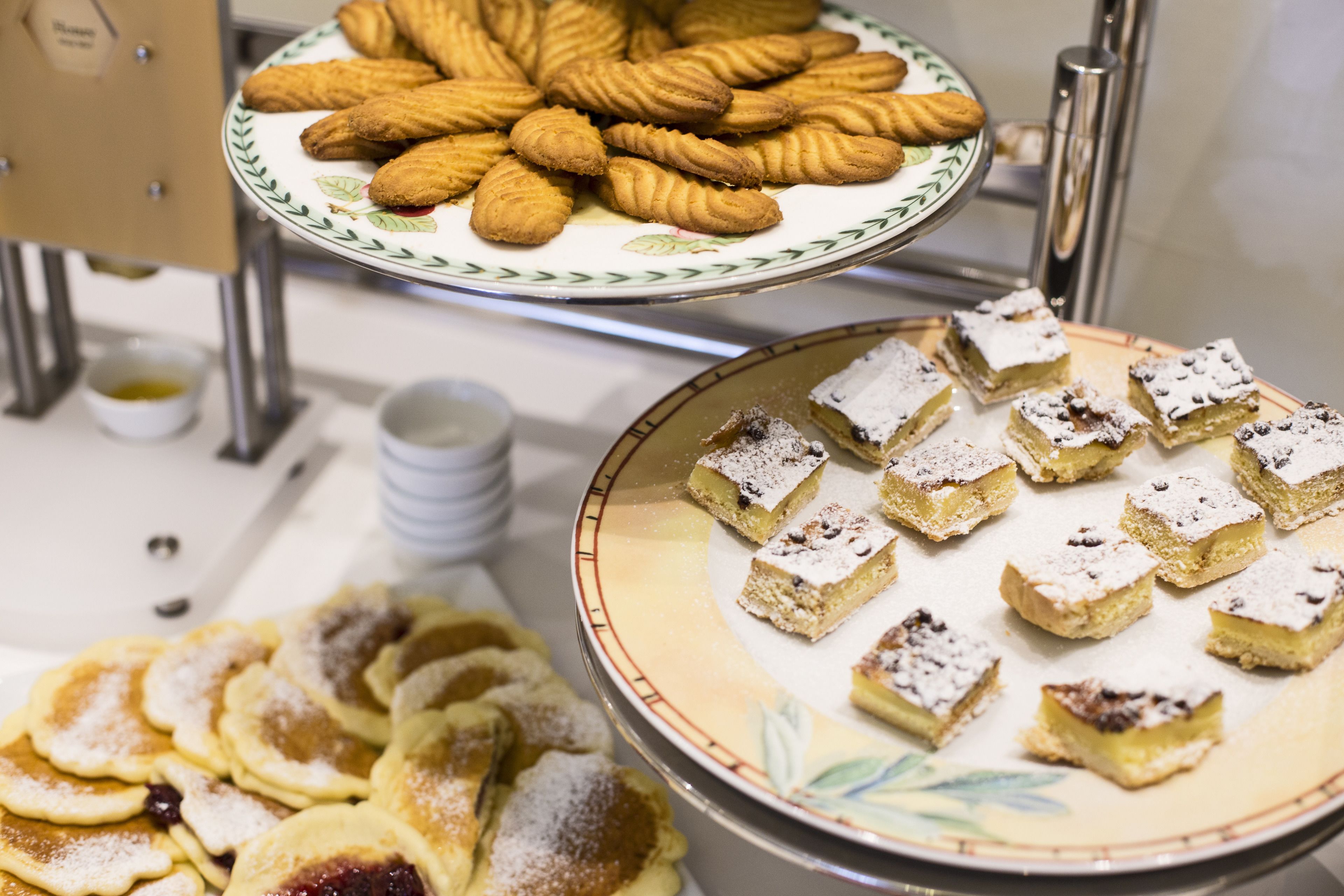 free daily cooked-to-order breakfast