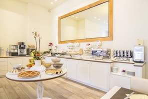 Desayuno buffet (EUR 5 por persona)