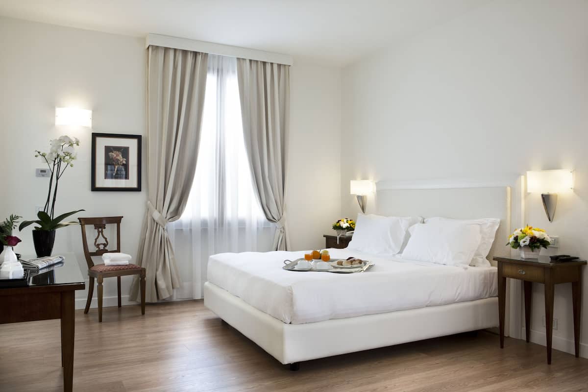 Luxe beddengoed, een minibar, een kluis op de kamer, een bureau