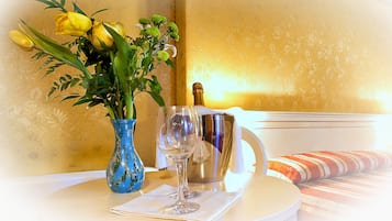 Junior Suite | Room service - dining