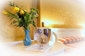 Junior Suite | Room service - dining