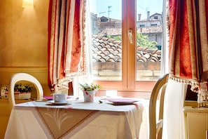 Petit déjeuner buffet (10.00 EUR par personne)