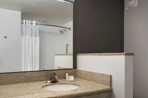 Combined shower/bathtub, free toiletries, hair dryer, towels