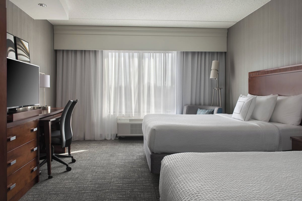 Hypo-allergenic bedding, in-room safe, desk, blackout curtains