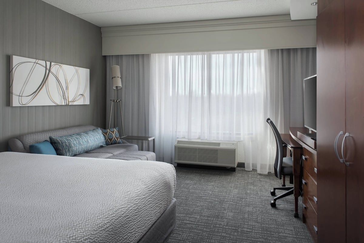 Hypo-allergenic bedding, in-room safe, desk, blackout curtains