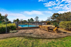 Outdoor pool - Quality Inn and Suites Traralgon (Traralgon)