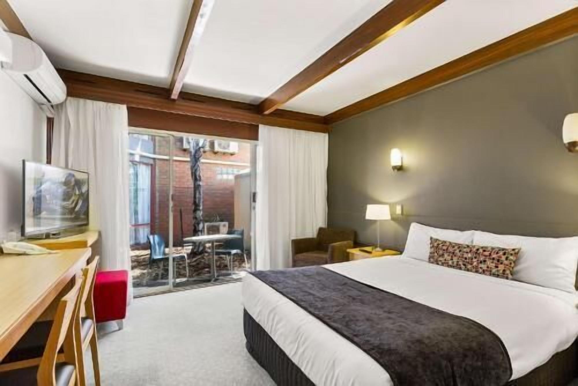 Minibar, desk, blackout drapes, soundproofing