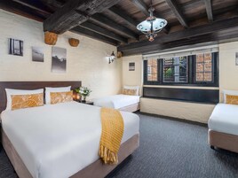 标准三人房 | 客房内保险箱、特色装修、特色家居、办公桌