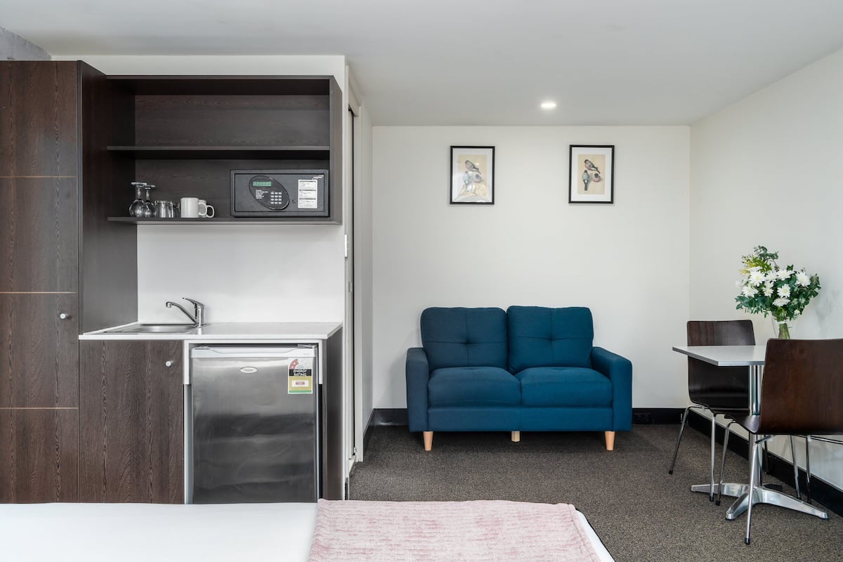 standard queen room | 1 bedroom, in-room safe, individually decorated, individually furnished