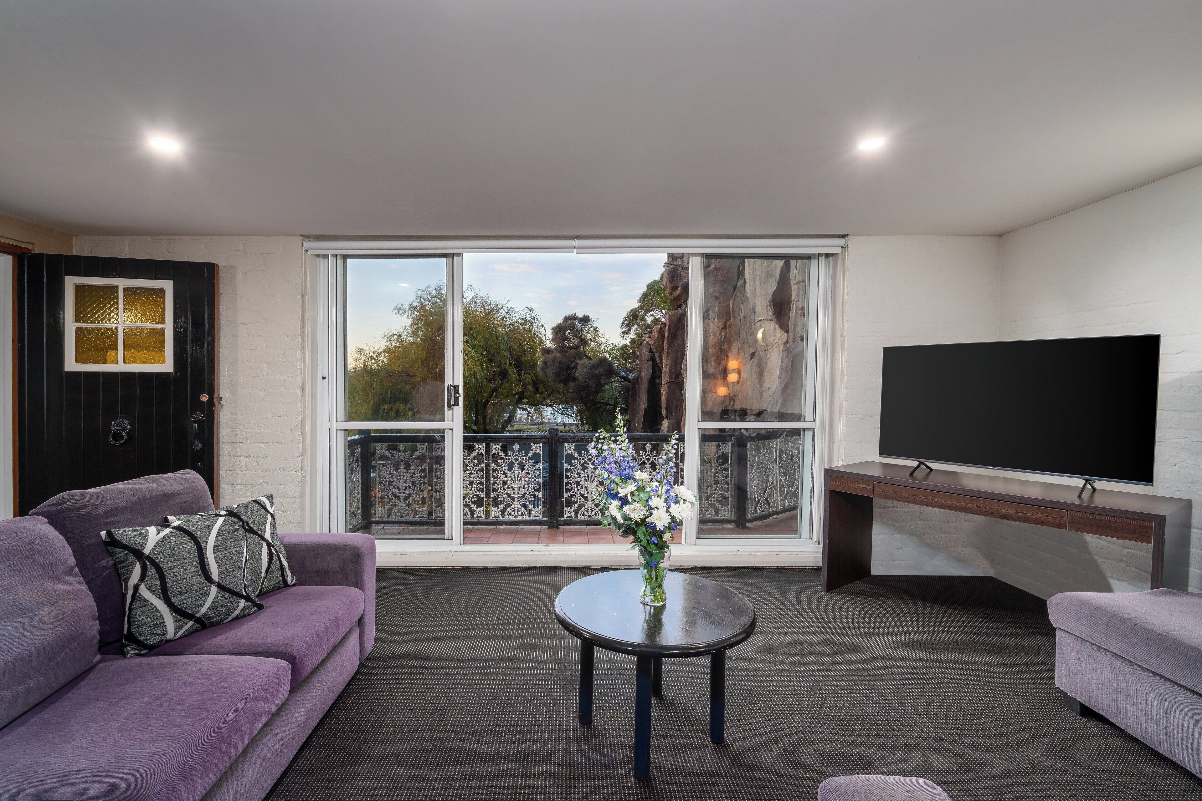 客房内保险箱、特色装修、特色家居、办公桌