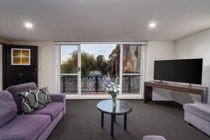 客房内保险箱、特色装修、特色家居、办公桌