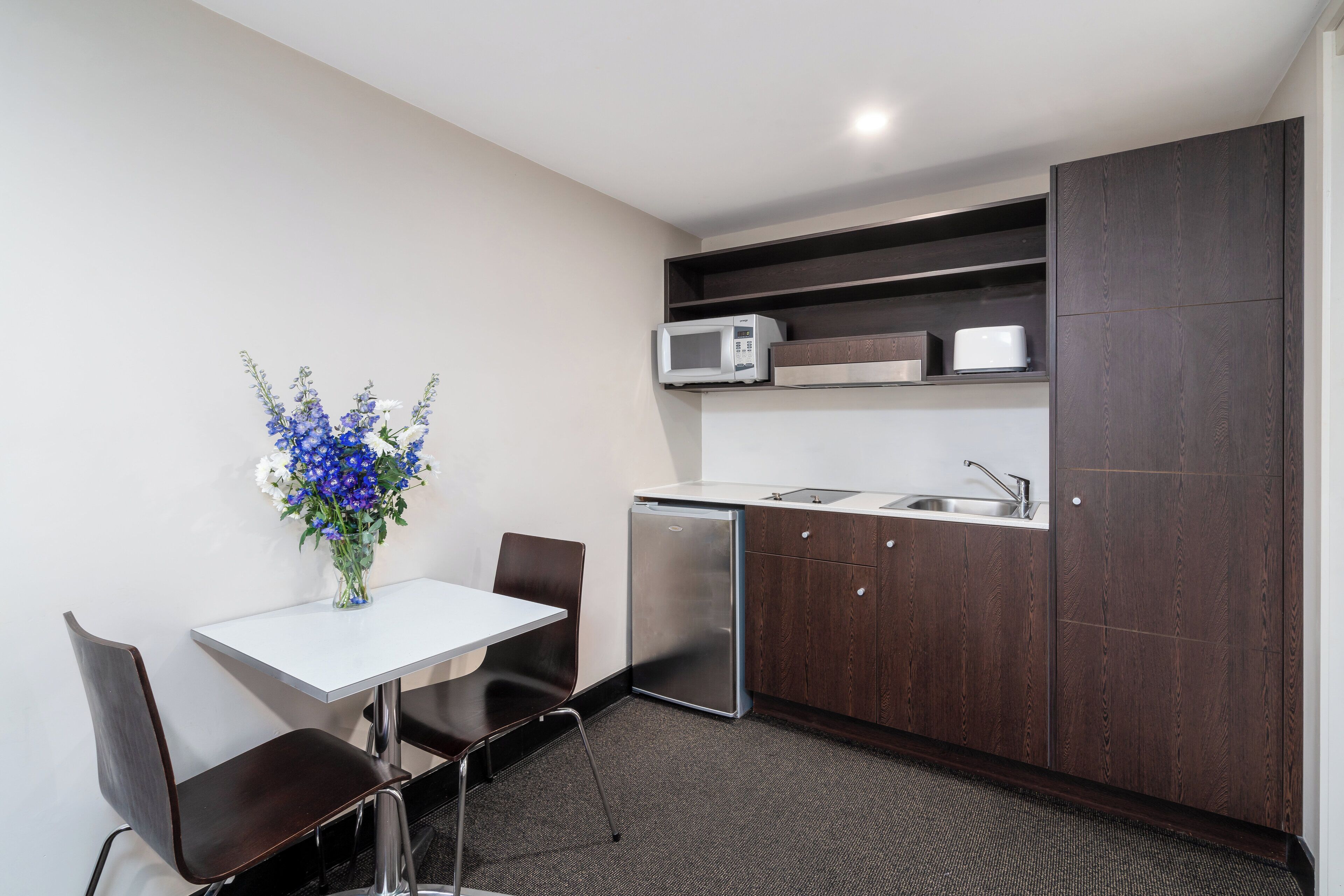 Studio Queen | Shared kitchen | Fridge, electric kettle, toaster, cleaning supplies