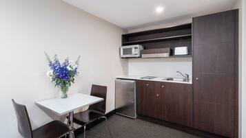 Studio Queen | Shared kitchen | Fridge, electric kettle, toaster, cleaning supplies