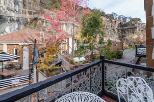 标准公寓, 3 间卧室 | 客房内保险箱、特色装修、特色家居、办公桌