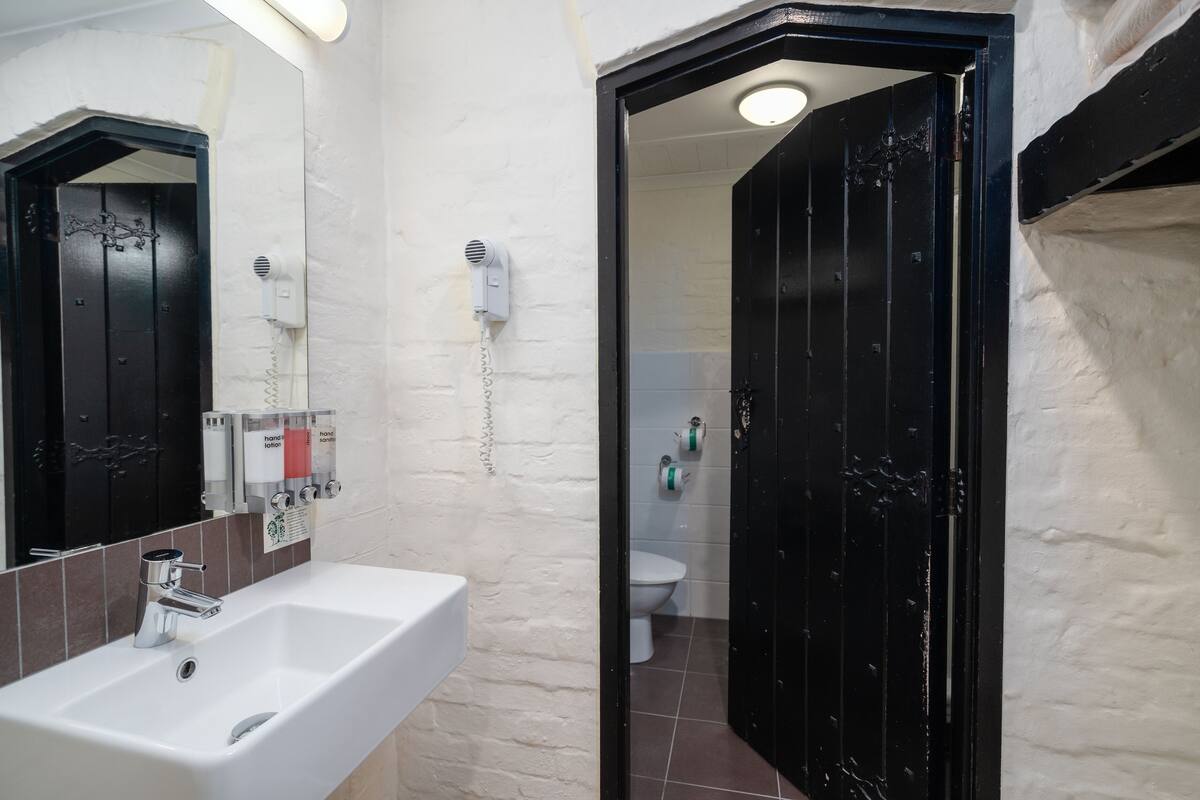 standard room, queen and single bed | 1 bedroom, in-room safe, individually decorated, individually furnished