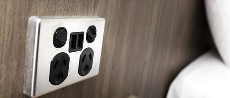 Une prise électrique murale dotée de plusieurs prises et d’un interrupteur.