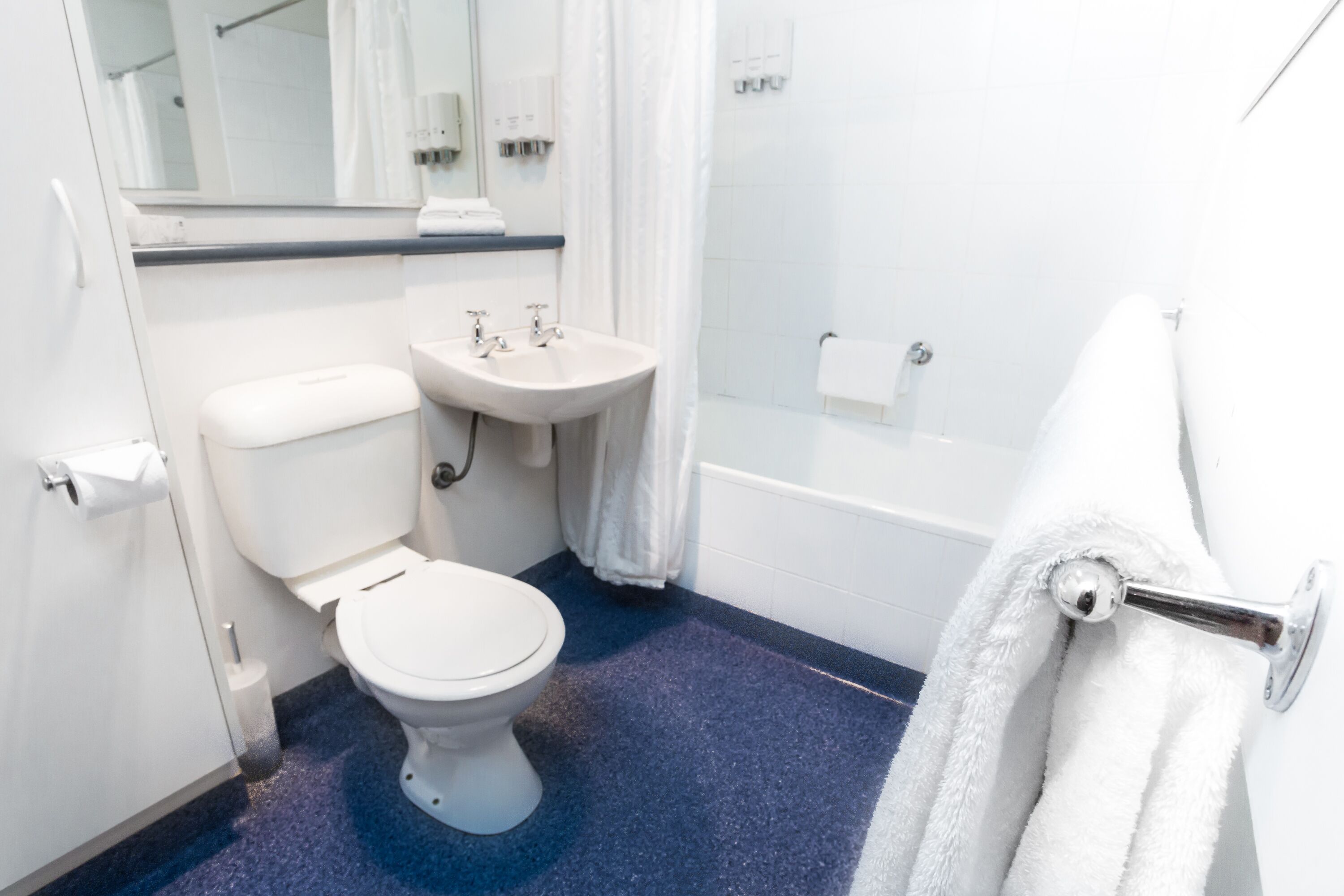 Executive Studio Apartment | Bathroom | Combined shower/tub, free toiletries, towels