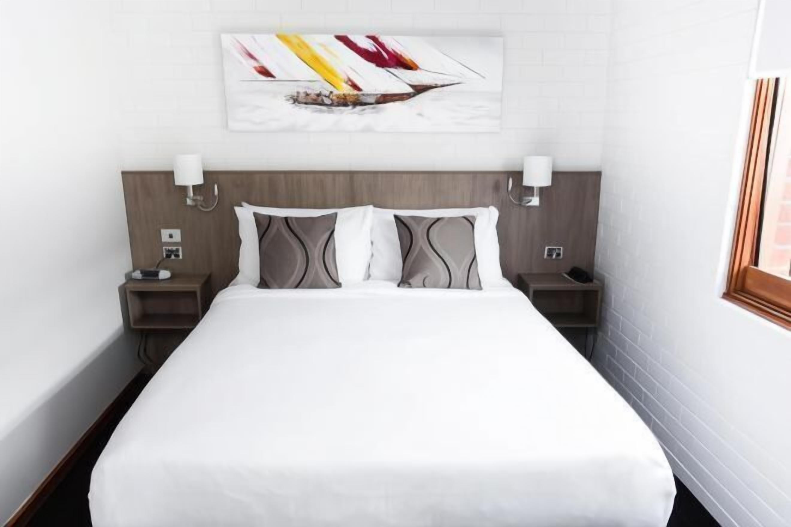 Een bureau, een strijkplank/strijkijzer, gratis wifi, beddengoed