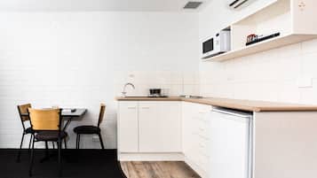 Studio Exécutif | Coin cuisine privé | Micro-ondes, plaque de cuisson, bouilloire électrique