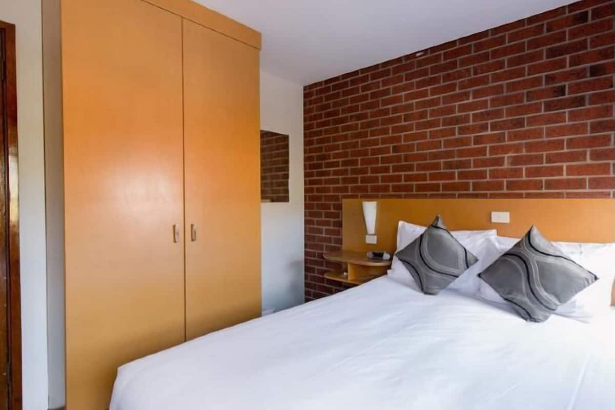 Schreibtisch, Bügeleisen/Bügelbrett, kostenloses WLAN, Bettwäsche