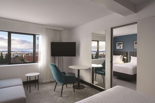 家庭房 | 客房内保险箱、办公桌、遮光窗帘、隔音