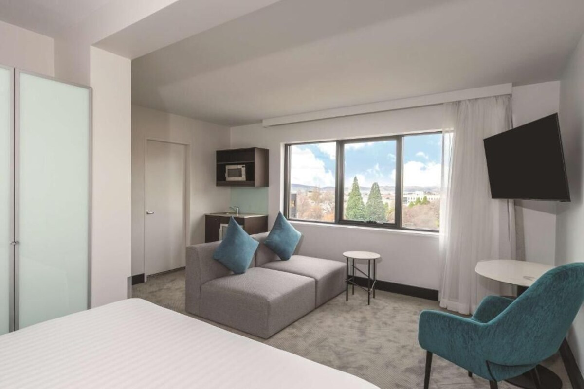 Executive Room, 1 King Bed (Guest Room) | In-room safe, desk, blackout curtains, soundproofing