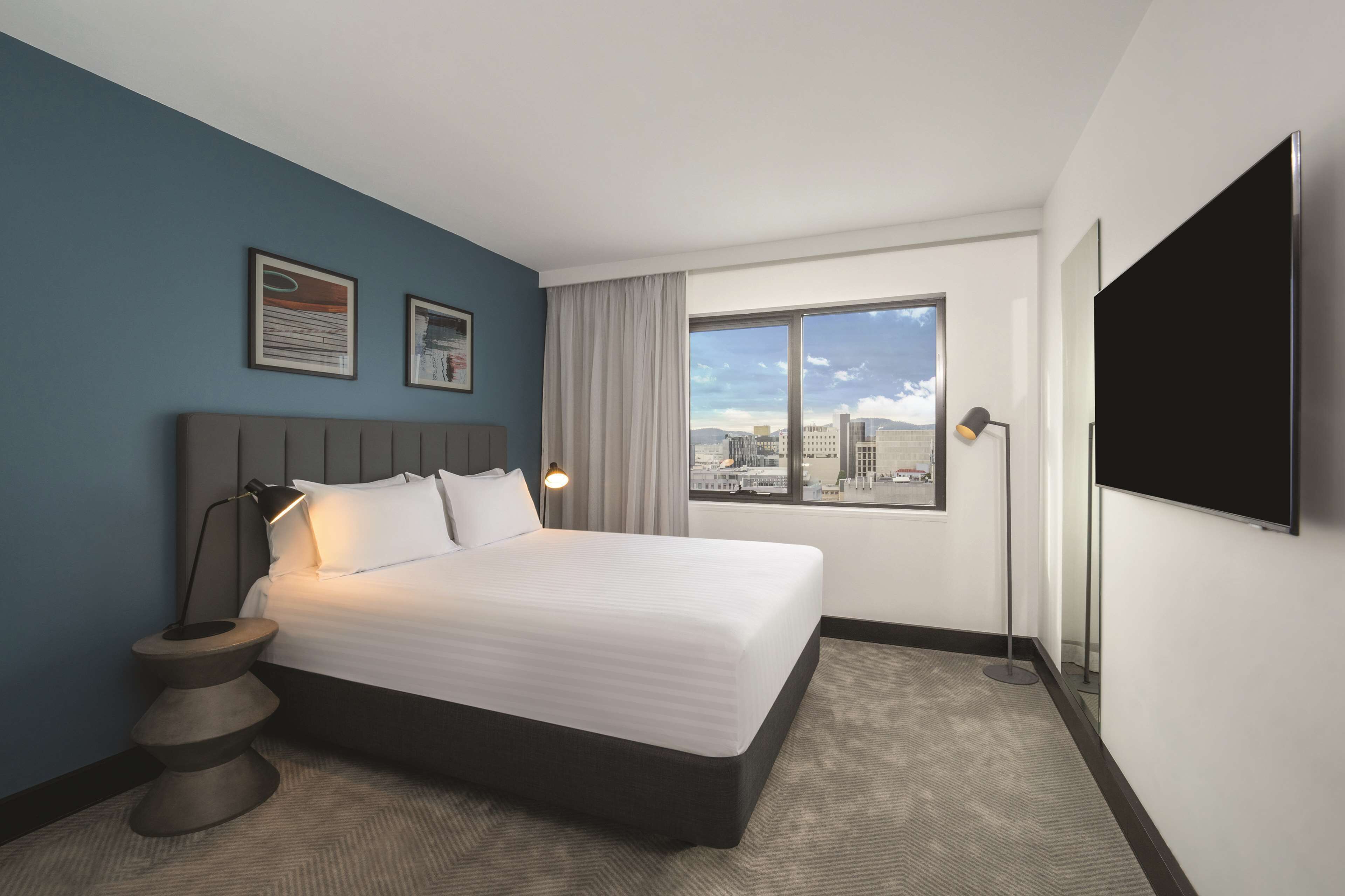 Safe på rommet, skrivebord, blendingsgardiner og lydisolert