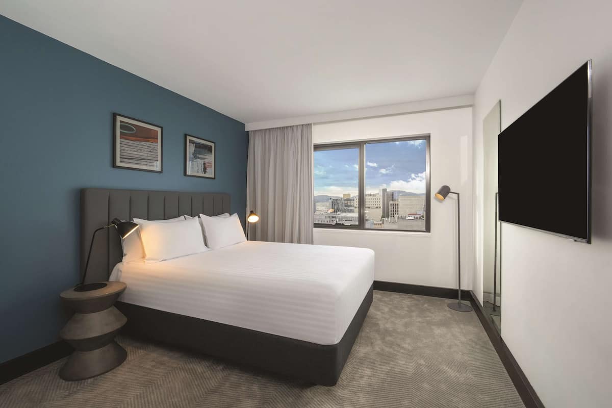 Safe på rommet, skrivebord, blendingsgardiner og lydisolert