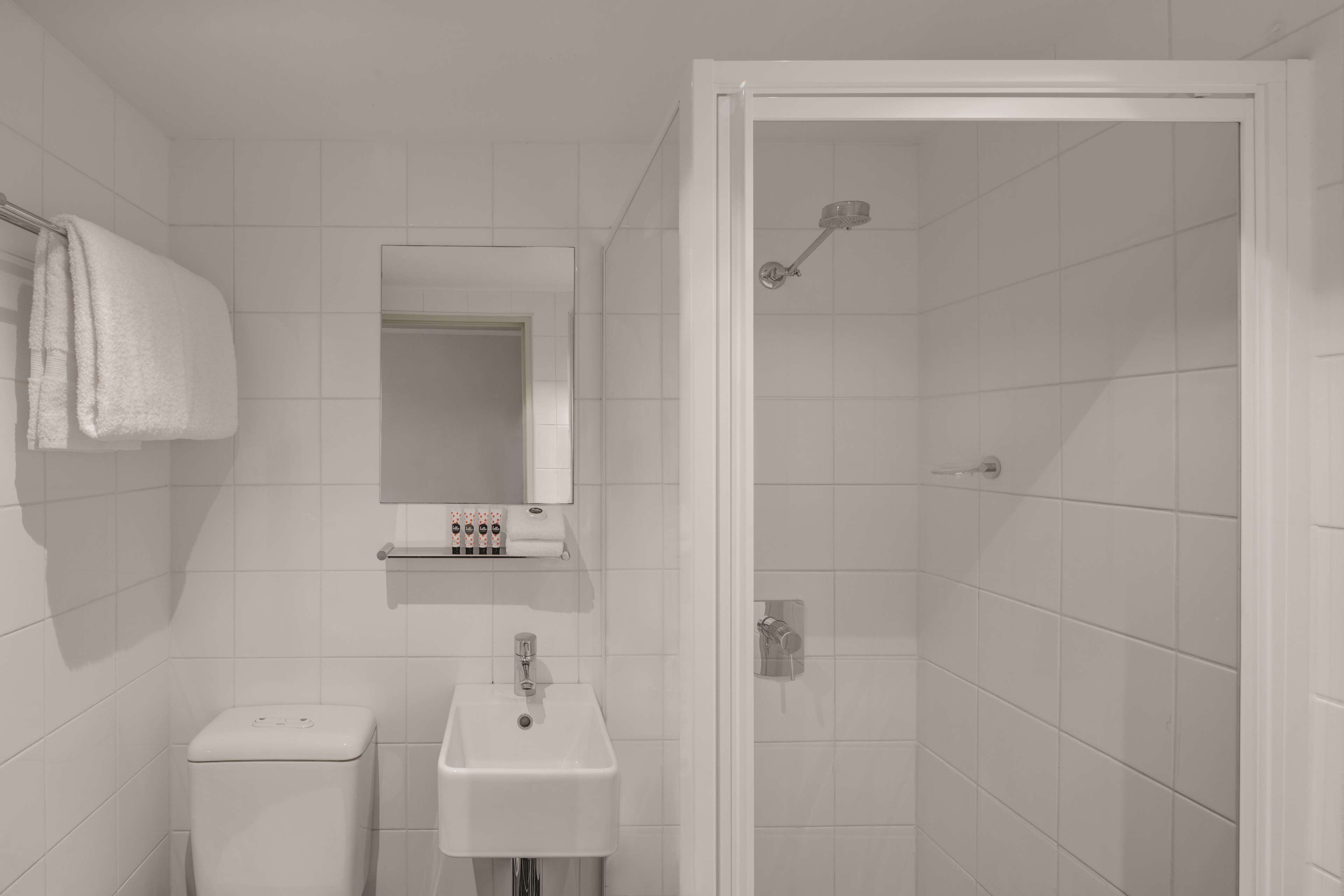 Ein Badezimmer mit Toilette, Waschbecken und Dusche.