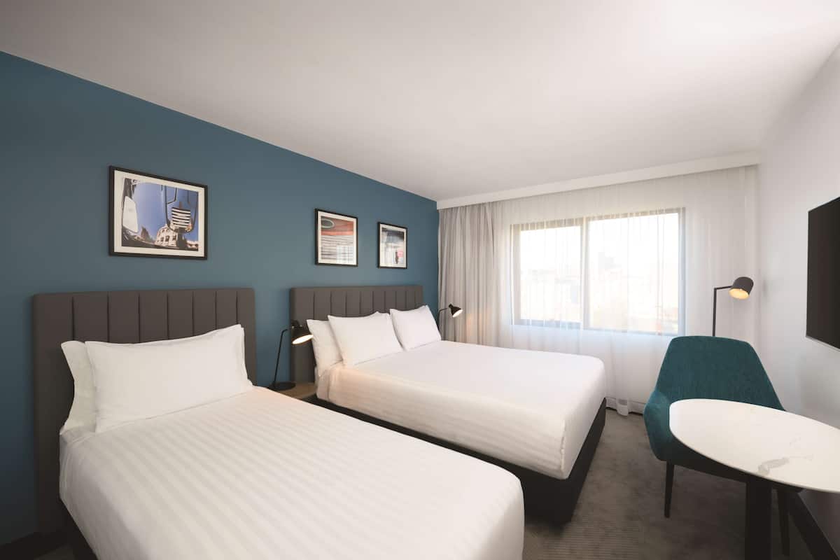 Värdeförvaringsskåp på rummet, skrivbord och mörkläggningsgardiner