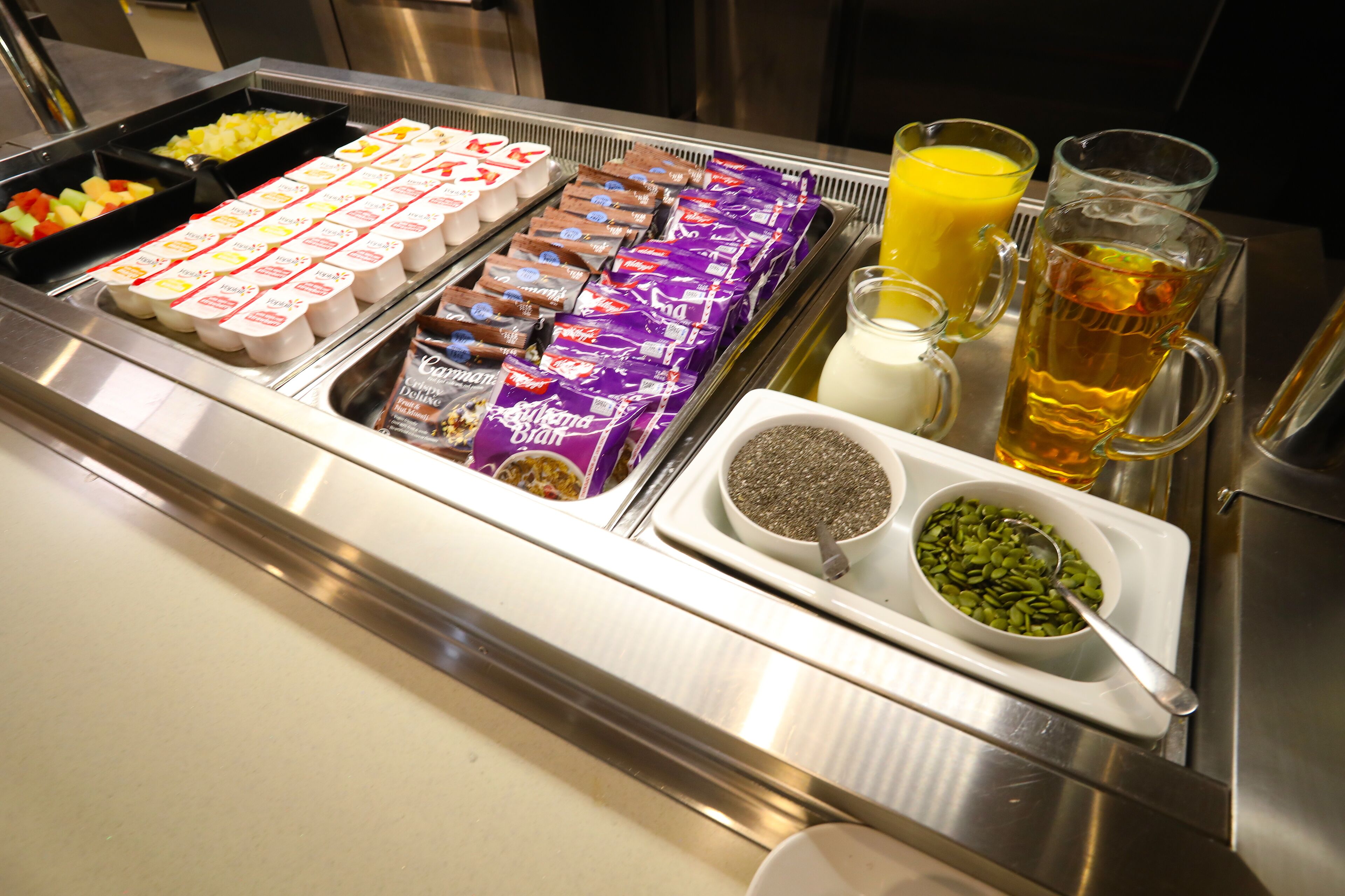 Een buffet met diverse soorten eten en drinken.