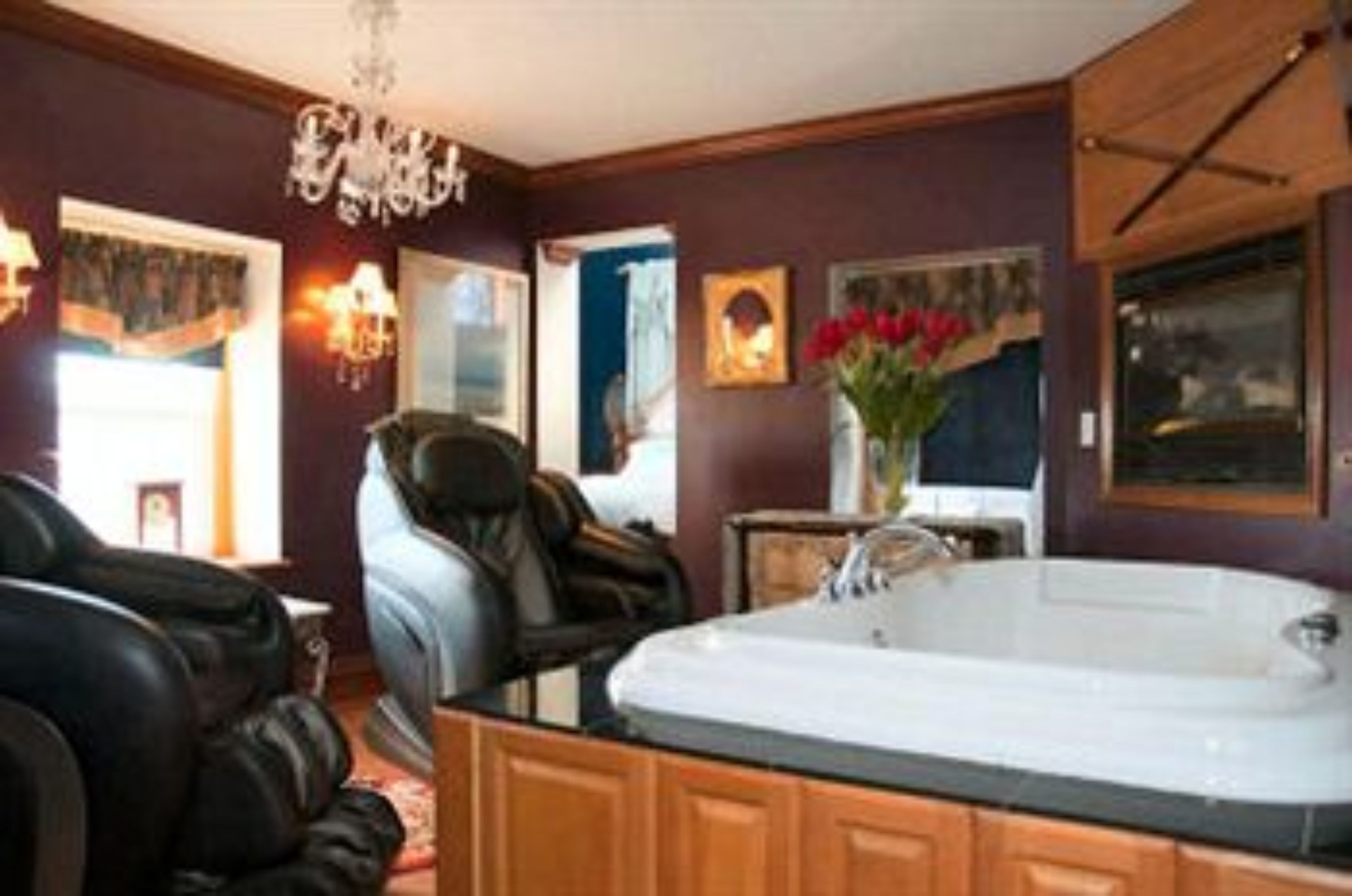 Honeymoon Suite | Bathroom | Combined shower/bathtub, hair dryer, bathrobes, towels