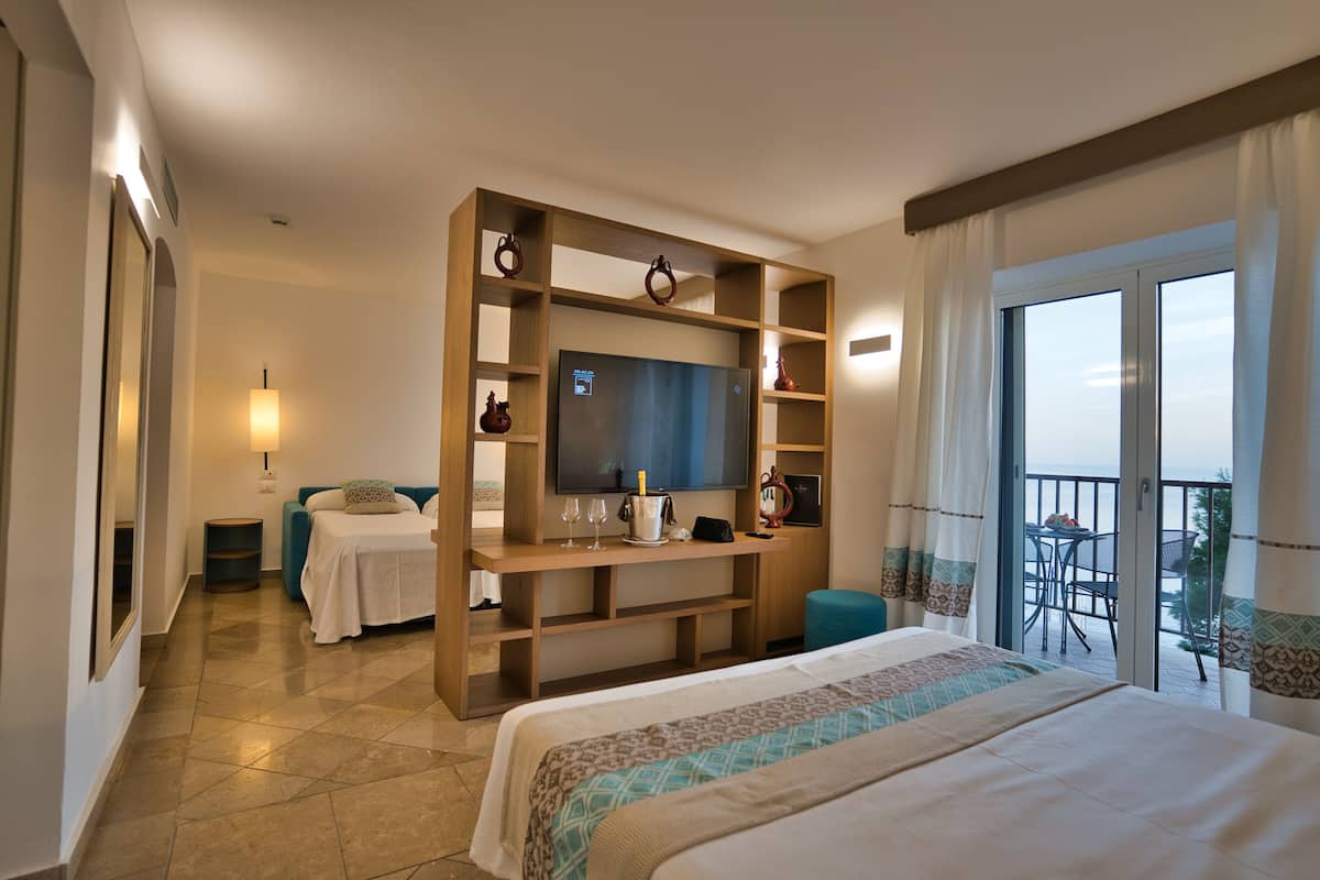 deluxe room, balcony, sea view | 1 bedroom, premium bedding, minibar, in-room safe