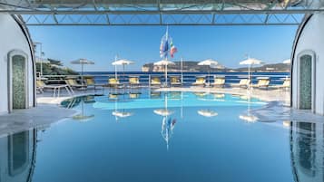 Innenpool, 2 AuĂenpools, Sonnenschirme, LiegestĂŒhle