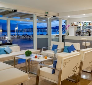 2 bars/lounges, swim-up bar