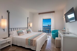 Habitación superior, balcón, vista al mar | Ropa de cama de alta calidad y minibar 