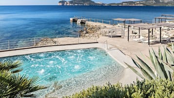 Kolam renang indoor dan 2 kolam renang outdoor