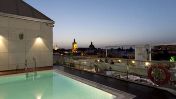 Una piscina al aire libre de temporada