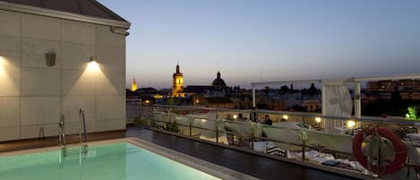 Una piscina al aire libre de temporada