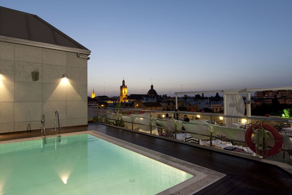 Seasonal outdoor pool, sun loungers