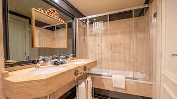 Ein modernes Badezimmer mit zwei Waschbecken, einem großen Spiegel und einer Duschkabine.
