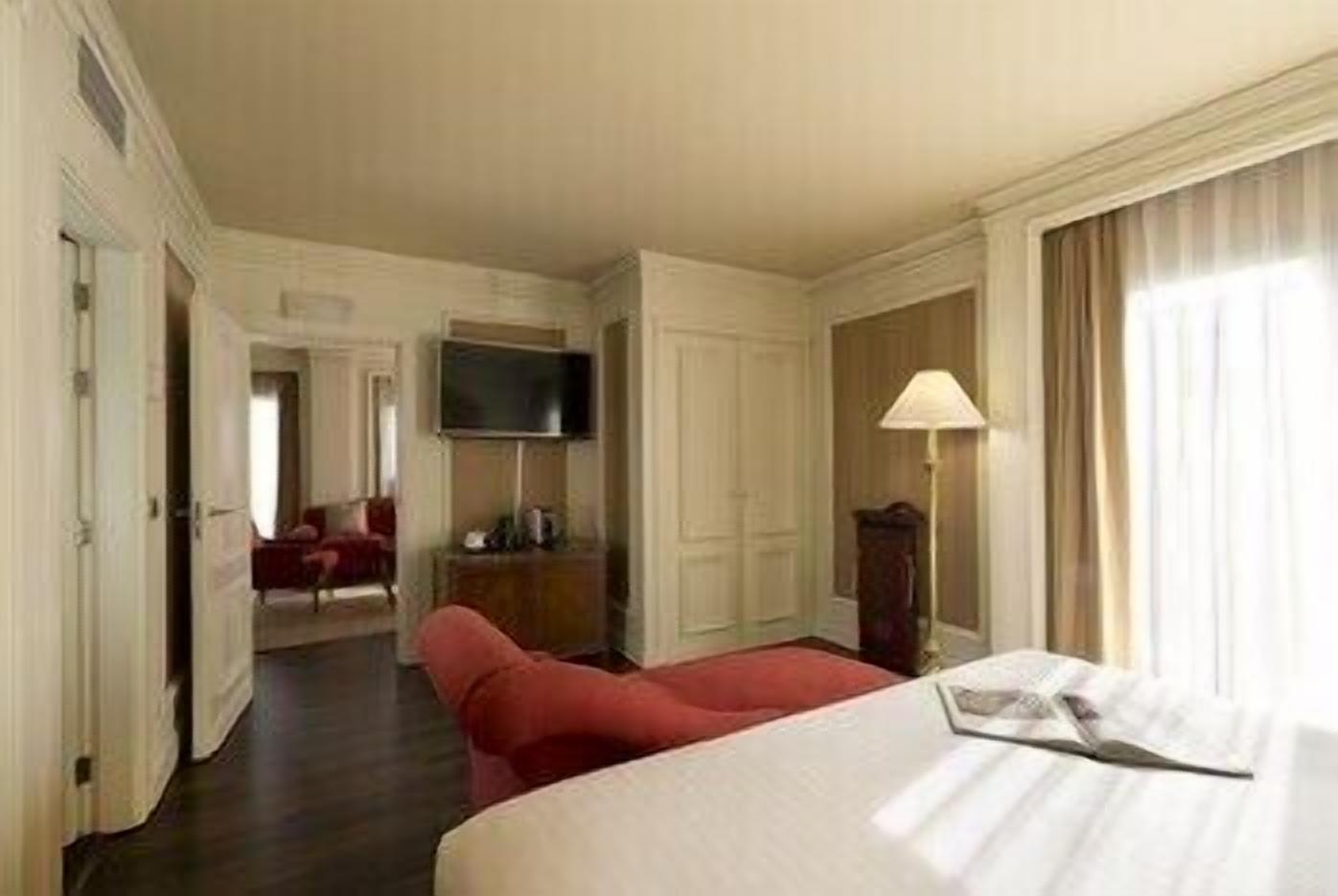 1 soverom, minibar, safe på rommet og skrivebord