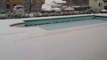 حمّام سباحة خارجي موسمي