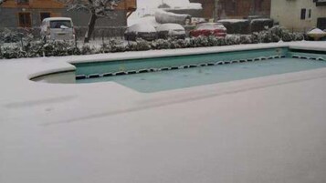 Una piscina al aire libre de temporada