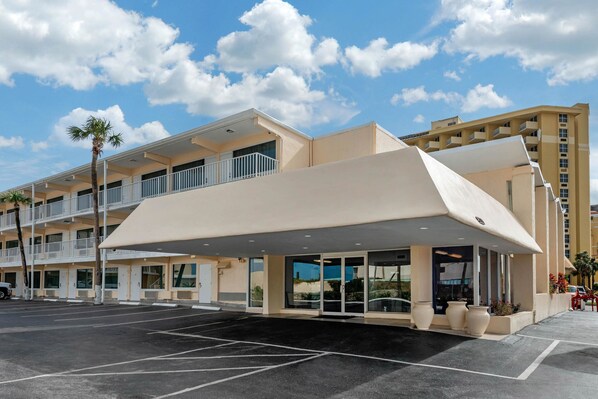Un hôtel au design moderne, doté d’une entrée couverte, de nombreux balcons et d’un parking.