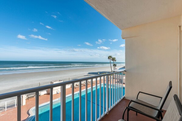 1 King, 2 Queens, Ocean Front, Non Smoking | Escritorio, espacio para trabajar con un portátil, cortinas opacas