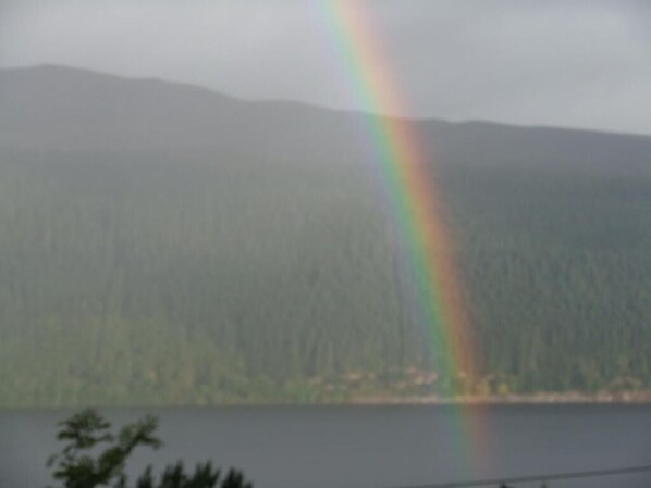 Ein Gebirge mit einem Regenbogen.