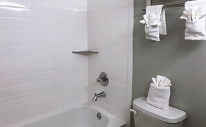 Kostenlose Toilettenartikel, Haartrockner, Handtücher