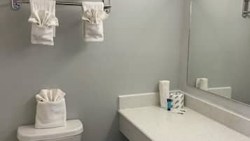 Ilmaiset hygieniatuotteet, hiustenkuivaaja, pyyhkeet