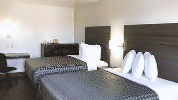 Escritorio, cortinas blackout y tabla de planchar con plancha